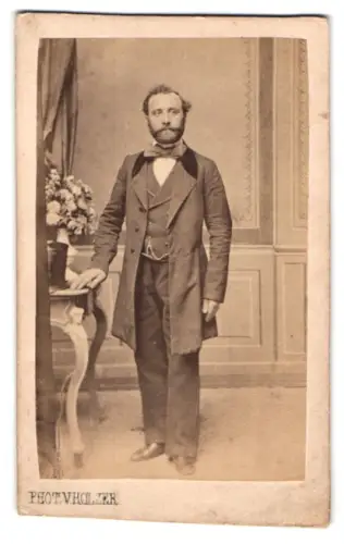 Fotografie Karl Holzer, München, Herr Franz Farll im Anzug mit Fliege, 1864