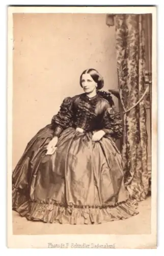 Fotografie P. Schindler, Regensburg, Portrait hübsche junge Frau im weiten Reifrock Kleid