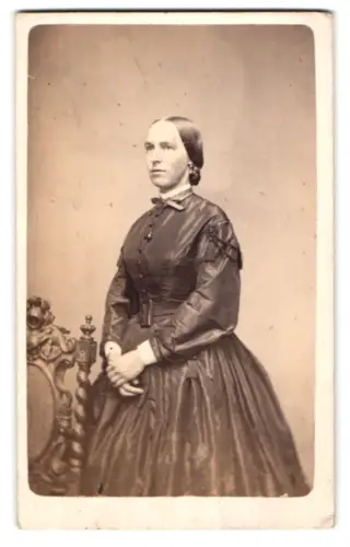 Fotografie Gg. Kleber, Landshut, junge Frau im Biedermeierkleid mit streng gebundenen Haaren