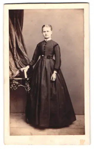 Fotografie Eduard Lösche, Rudolstadt, Portrait Fräulein Anna Seele im dunklen Kleid, 1868
