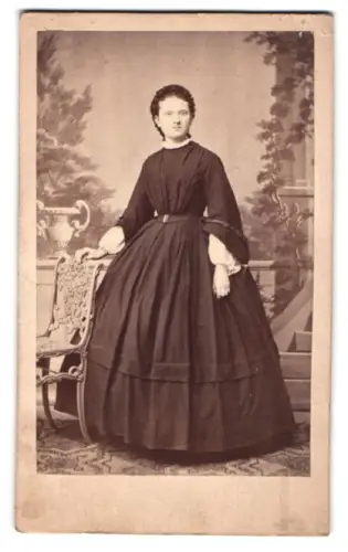 Fotografie L. Kauffmann & Co., Bad Kreuznach, junge Frau im dunklen Kleid vor einer Studiokulisse