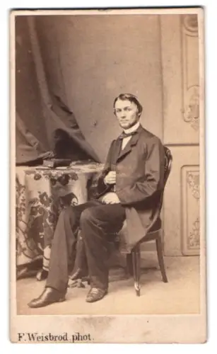 Fotografie F. Weisbrod, Frankfurt / Main, junger Mann Johann Görres im Anzug