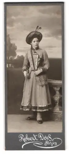 Fotografie Robert Does, Alzey, junge Frau als Schützin im Kleid mit Flinte und