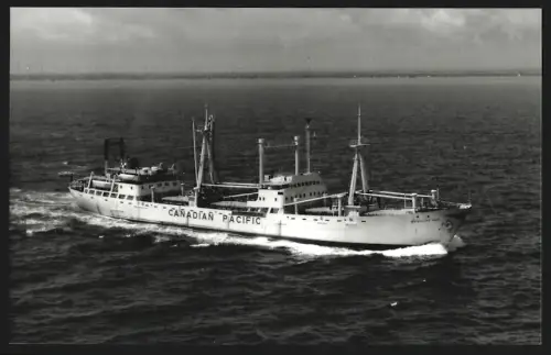 Fotografie Kanadisches Frachtschiff Medicine Hat der Canadian Pacific Lines in Fahrt
