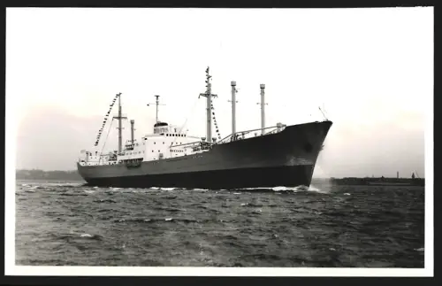 Fotografie Schwedisches Frachtschiff Silken der Reederei A/B Sigyn hohe Fahrt laufend