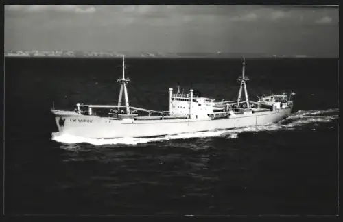 Fotografie Frachtschiff I. W. Winck in voller Fahrt