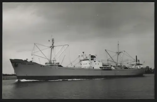 Fotografie Frachtschiff Elsie Winck bei Einfahrt in den Hafen