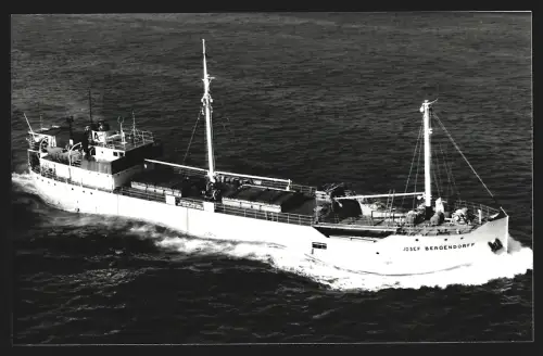 Fotografie Frachtschiff Josef Bergendorff in voller Fahrt
