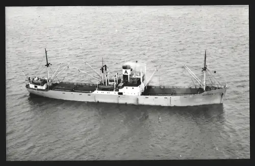 Fotografie Schwedisches Frachtschiff Mangen vor Anker liegend