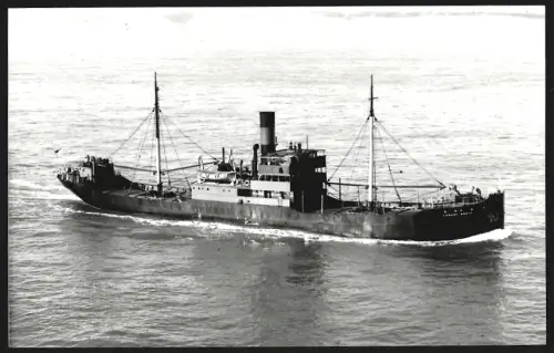 Fotografie Schwedisches Frachtschiff Consul Bratt vor der Kreideküste im Englischen Kanal