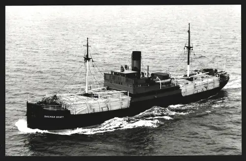 Fotografie Frachtschiff Dagmar Bratt mit Holzladung an Deck