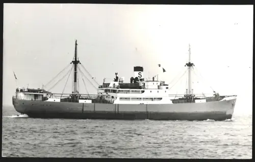 Fotografie Schwedisches Frachtschiff Birka von 1945 in Fahrt