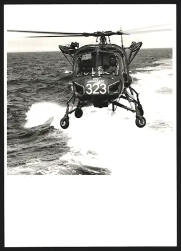 Fotografie Hubschrauber Westland Wasp der britischen Fregatte HMS Ambuscade, beim Landemanöver, Kennung 323