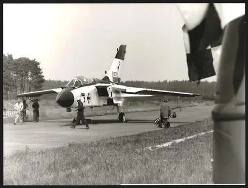Fotografie Flugzeug Panavia Tornado der Luftwaffe, Kennung D-9592, Jagdflugzeug, Prototyp auf Flugfeld