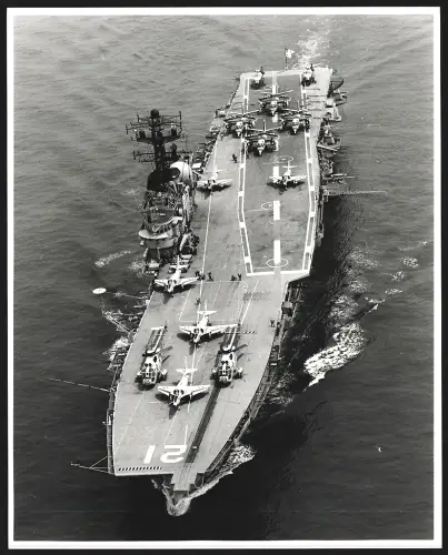 Fotografie Australischer Flugzeugträger HMAS Melbourne aus der Vogelschau, Flugzeug auf Flugdeck