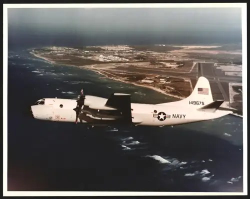 Fotografie Flugzeug Lockheed P-3A-15 der U.S. Navy über Fliegerhorst, Kennung 149675, Wettererkundungsflugzeug