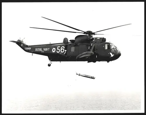 Fotografie Hubschrauber Sea King der Royal Navy bei Abwurf von U-Boot-Abwehrtorpedos