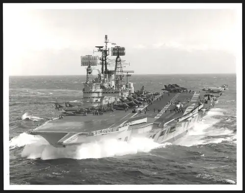 Fotografie Australischer Flugzeugträger HMAS Melbourne Höchstgeschwindigkeit fahrend, Flugzeug an Flugdeck