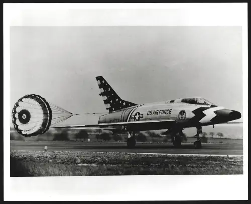 Fotografie Flugzeug North American F-100 Super Sabre der USAF Kunstflugstaffel bei Landung mit Bremsschirm
