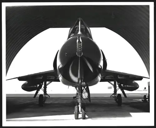 Fotografie Flugzeug Convair F-102 Delta Dagger der USAF in Flugzeugschuppen, Jagdflugzeug