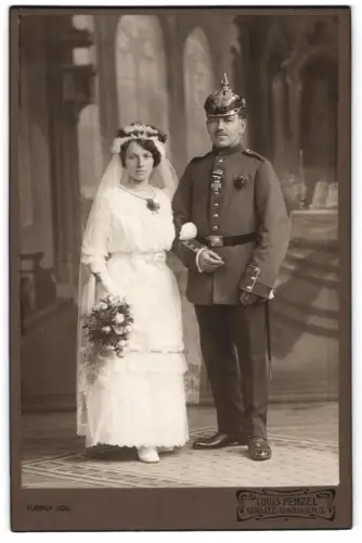 Fotografie Louis Penzel, Görlitz, Schützenstr. 3, Soldat in Uniform mit Pickelhaube und EK II 1914, mit seiner Frau