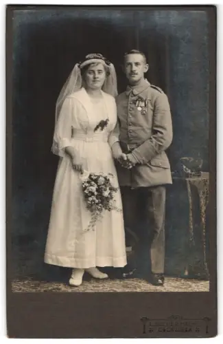 Fotografie L. Seeber Nachf., Oberwiesa, Soldat in Feldgrau Uniform mit Tschako, EK II 1914 und seiner Frau