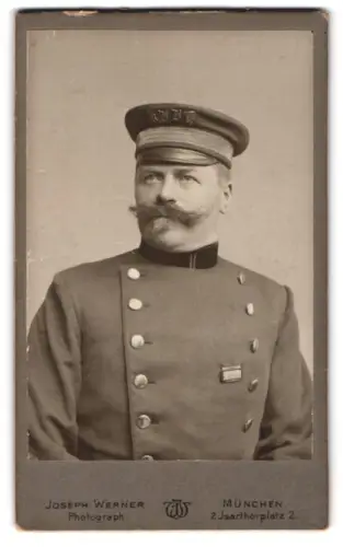 Fotografie Joseph Werner, München, Isartorplatz 2, Offizier im Uniformrock mit Dienstauszeichnung