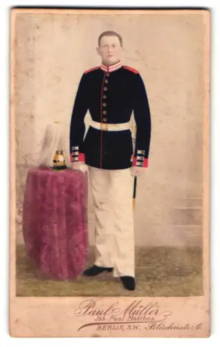 Fotografie Paul Müller, Berlin, Blücherstr. 6, Soldat in Uniform mit Paradehelm und Bajonett, teils koloriert
