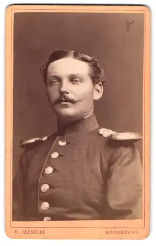 Fotografie R. Jaenücke, Magdeburg, Kaiserstrasse 94, Offizier in Uniform, 1902