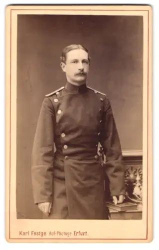 Fotografie Karl Festge, Erfurt, Anger 51, Offizier im Überrock mit Pickelhaube und Degen