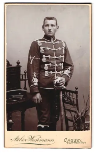 Fotografie Atelier Wesemann, Cassel, Husar in Attila mit Schirmmütze, Winkel für Lanzenfechten und Säbel