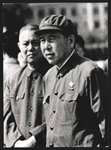Fotografie Chinese Chief of Staff Huang Yung-seng and member of Politburo Li Sheien-Nien