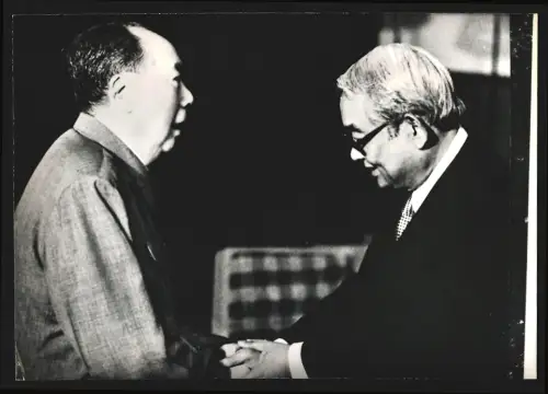 Fotografie Mao Tse-Tung, Chairman of the Chinese Communist Party greets Thailand Prime Minister Kukrit Pramoj
