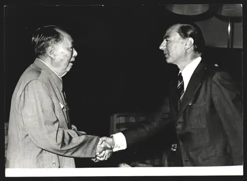 Fotografie Mao Tse-Tung, Chairman of the Chinese Communist Party and Belgian Prime Minister Leo Tindemans