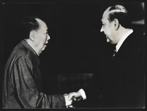 Fotografie Mao Tse-Tung, Chairman of the Chinese Communist Party and Iraqi Vize-President Marouf, 1975