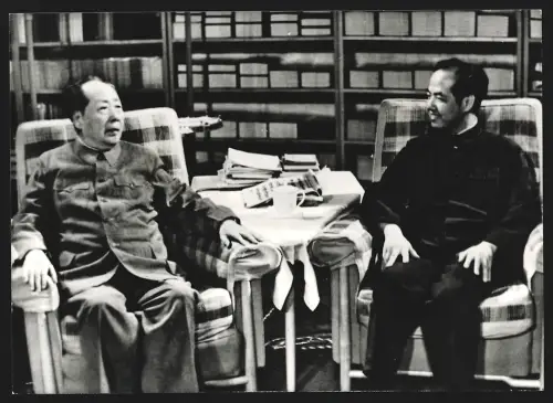 Fotografie Mao Tse-Tung, Chairman of the Chinese Communist Party and Dr. Li Cheng-tao, 1974