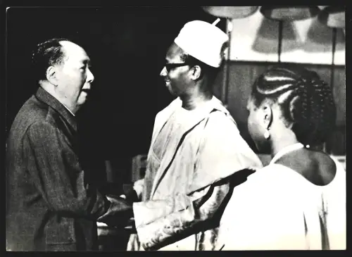 Fotografie Mao Tse-Tung, Chairman of the Chinese Communist Party and President of Gambia Dawda Kairaba Jawara, 1975