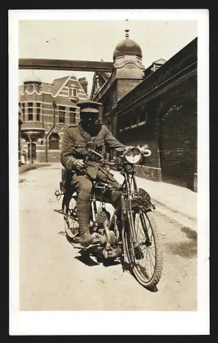 Fotografie Lion Brewetty auf Triumph-Motorrad in Eastbourne