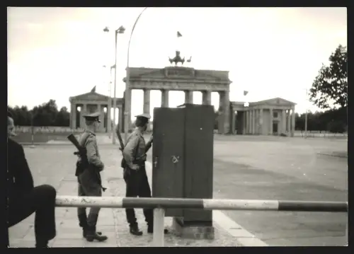 Fotografie Ansicht Berlin, DDR-Grenzposten am Schlagbaum nahe dem Brandenburger Tor