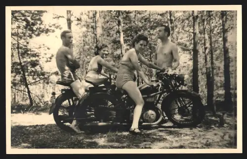 Fotografie Motorrad Triumph TWN und zwei Paare auf einer Waldlichtung