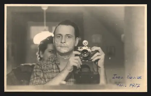 3 Fotografien Mann fotografiert sich beim Rasieren, junge Frau beim Nudelnessen, Junge beim Basteln, 1957