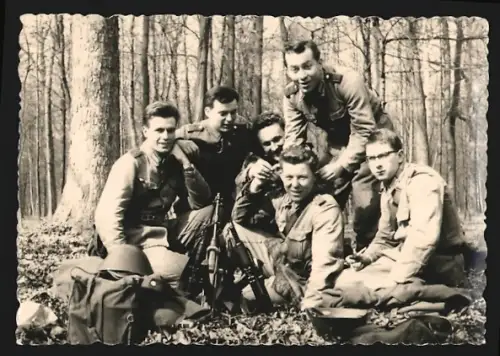 23 Fotografien NVA, Soldaten mit Panzerauto BTR 40, NVA im Winter-Einsatz, Soldaten in Tarnuniformen, mit Stahlhelmen