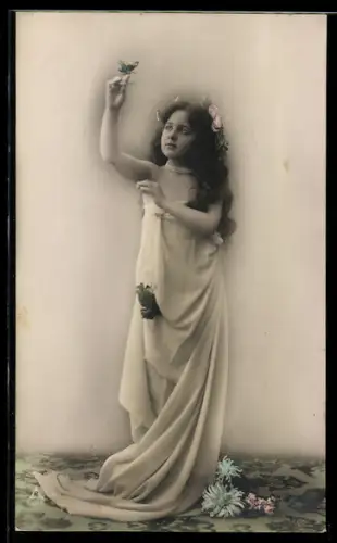 Foto-AK Photochemie Berlin Nr. 4006-2: Mädchen im antiken Gewand mit Schmetterling auf der Hand