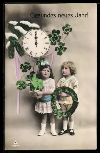 Foto-AK Photochemie Berlin Nr. 968-4: Kleines Paar mit Glücksklee und Uhr, Neujahrsgruss