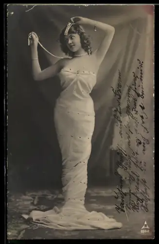 Foto-AK Photochemie Berlin Nr. 859-6: Junge Dame im Nixengewand zeigt ihren Schmuck