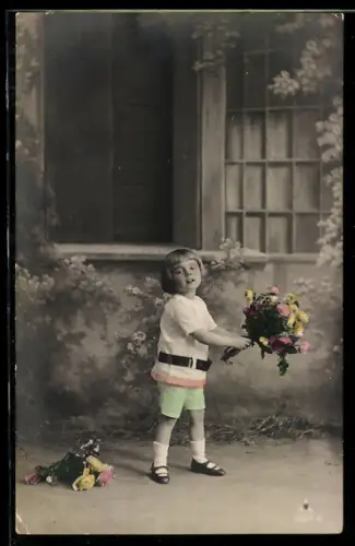 Foto-AK Photochemie Berlin: Knabe mit Ponyfrisur und Blumenstrauss