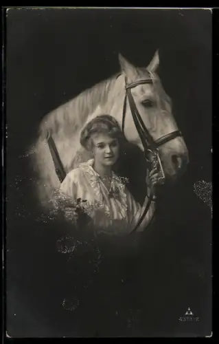 Foto-AK Photochemie Berlin Nr. 4373-2: Junge Dame mit einem Schimmel