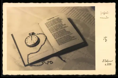 Foto-AK Adalbert Defner: Jahreswende, Aufgeschlagenes Buch mit Taschenuhr