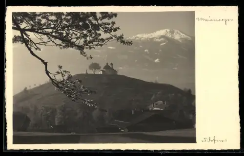 Foto-AK Adalbert Defner: Blick auf Kirche auf Berg