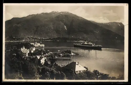 AK Balestrand, Ortsansicht und deutsches Passagierschiff der Monte-Klasse im Fjord